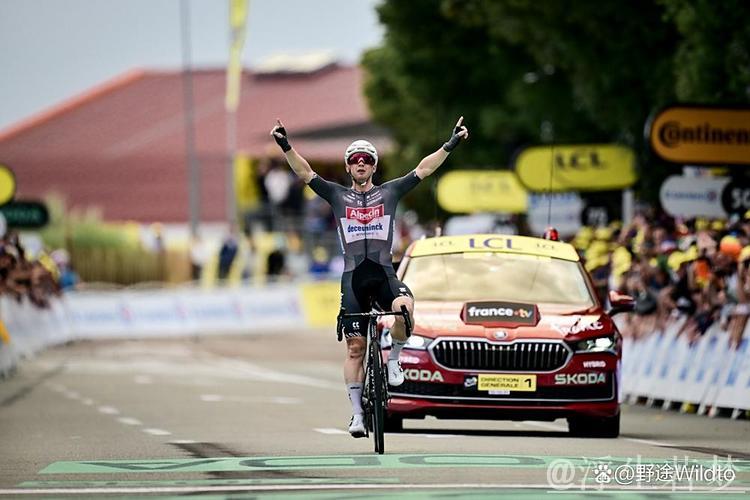 雨中鏖战：格罗夫斯孤身冲线夺冠